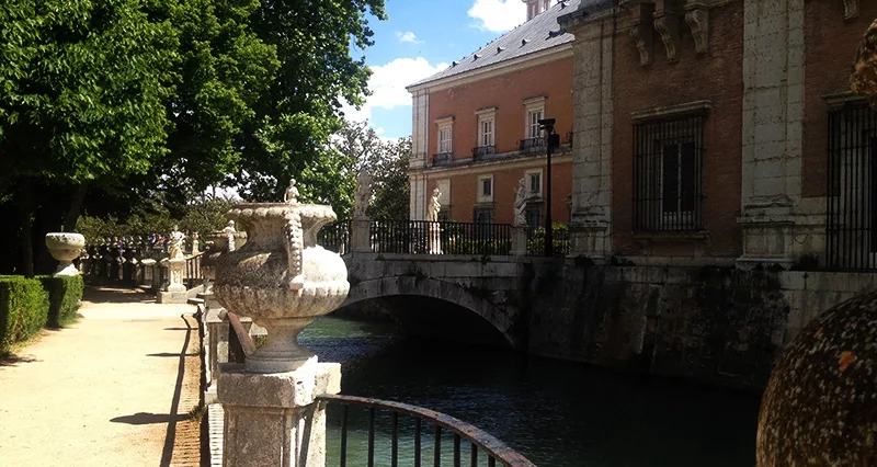 Entrada al Jardín de la Isla por el jardín de la reina