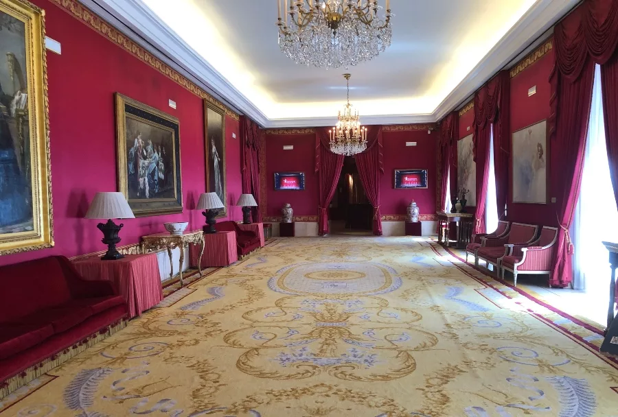 El Salón Vergara es un espacio elegante y versátil que se utiliza para una variedad de eventos