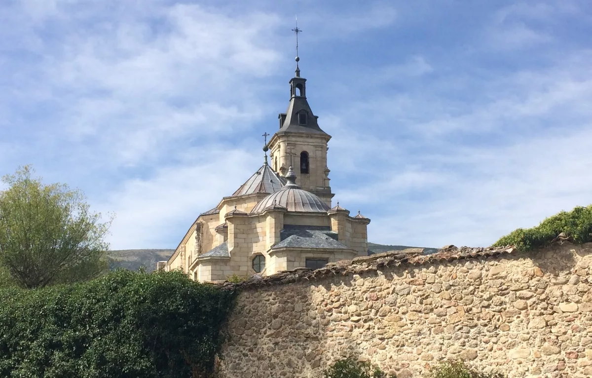 Vista de la iglesia del Monasterio de Santa María de El Paular tras el muro de piedra en Rascafría, Madrid