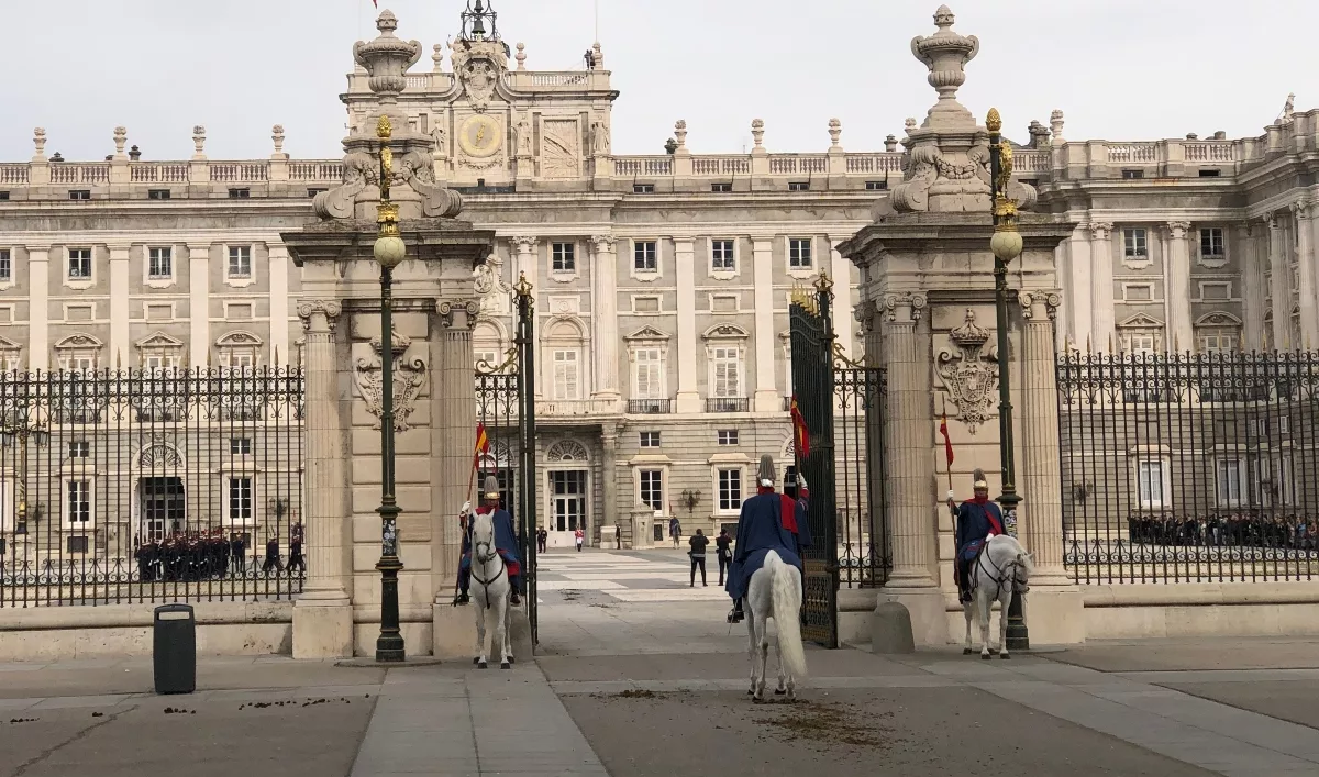 Cambio de Guardia en la plaza de Armas del Palacio Real de Madrid
