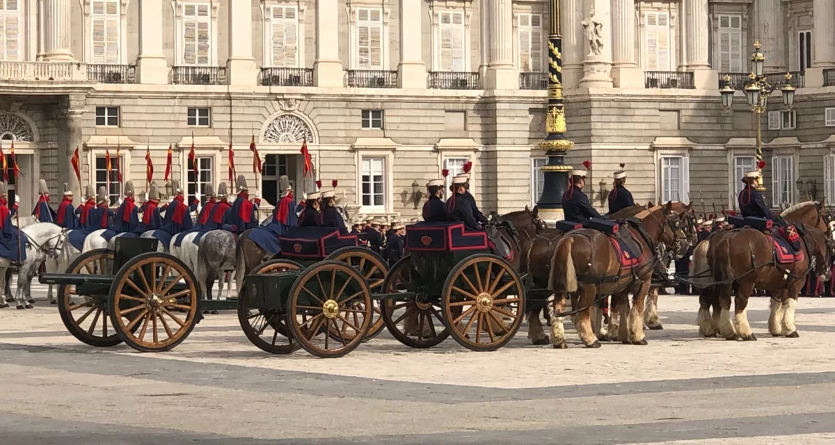 Carruajes y soldados de caballería en el Cambio de Guardia Real en la plaza de Armas del Palacio