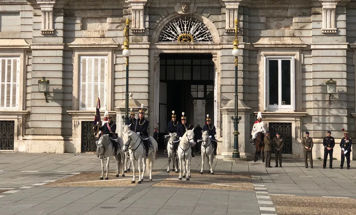 Soldados a caballo en la puerta principal del Palacio Real haciendo el Cambio de Guardia