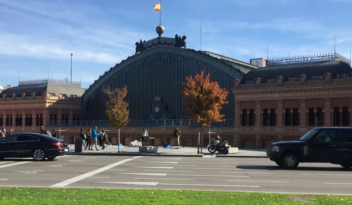 Estación de Atocha Madrid interior de andenes con trenes de Cercanías y pasajeros esperando