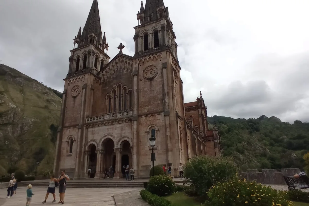 Basílica de Santa María la Real de Covadonga en Asturias, iglesia de estilo neorrománico rodeada de montañas