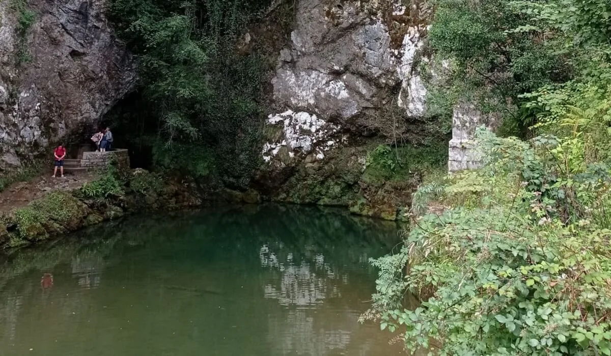 Fuente de los Siete Caños en Covadonga, manantial rodeado de vegetación junto a la Santa Cueva en Asturias