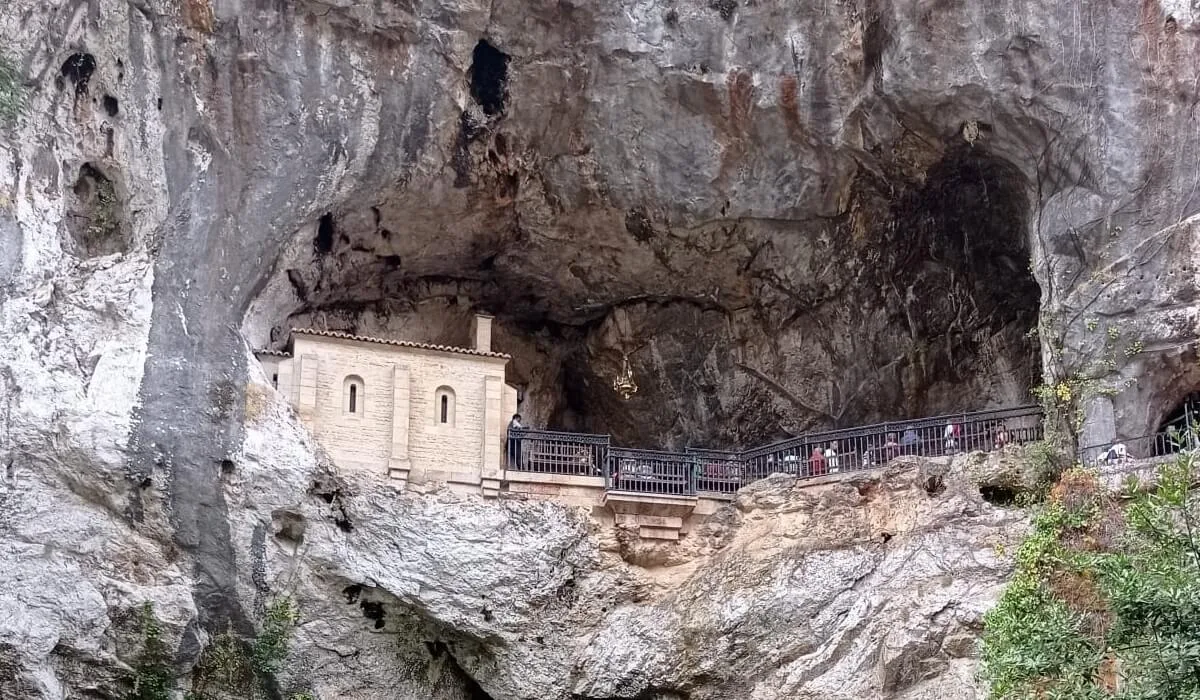 Santa Cueva de Covadonga en Asturias, santuario excavado en la roca donde se venera a la Virgen de Covadonga