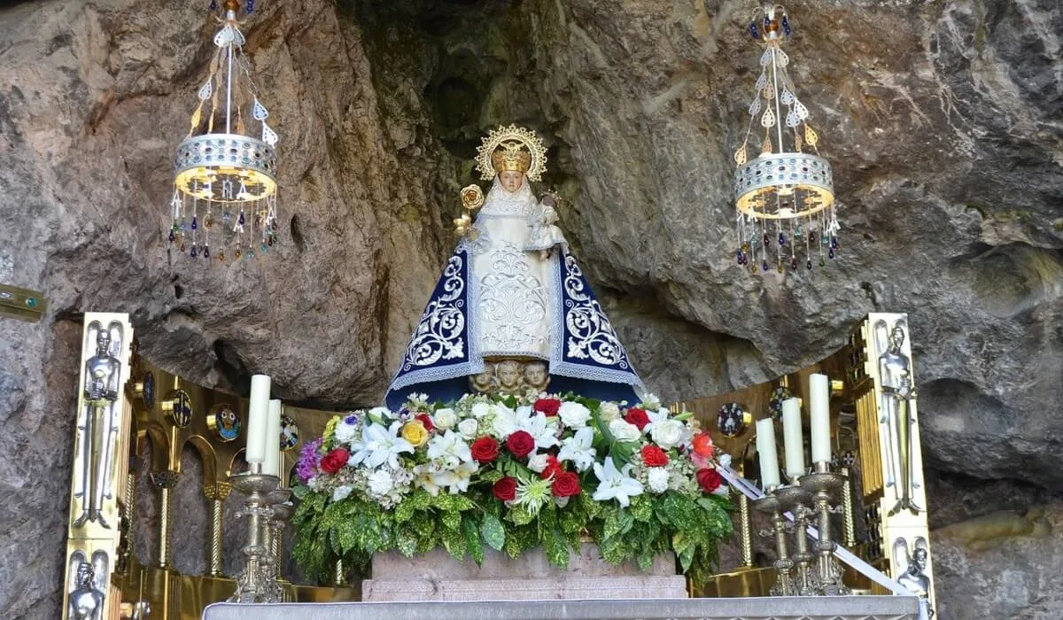 Imagen de la Virgen de Covadonga, conocida como la Santina, en el altar de la Santa Cueva de Covadonga en Asturias