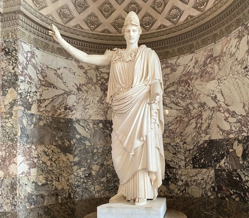Atenea de Velletri, copia romana en mármol de un original griego del siglo V a.C., sala 344, ala Denon del Museo del Louvre.