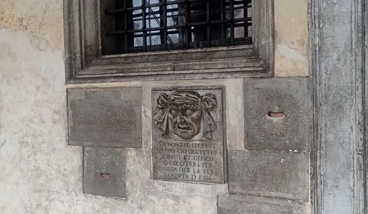 Boca de denuncia secreta del Palacio Ducal de Venecia, tallada en piedra con forma de rostro severo. Servía para introducir denuncias anónimas contra funcionarios o ciudadanos acusados de corrupción o traición.