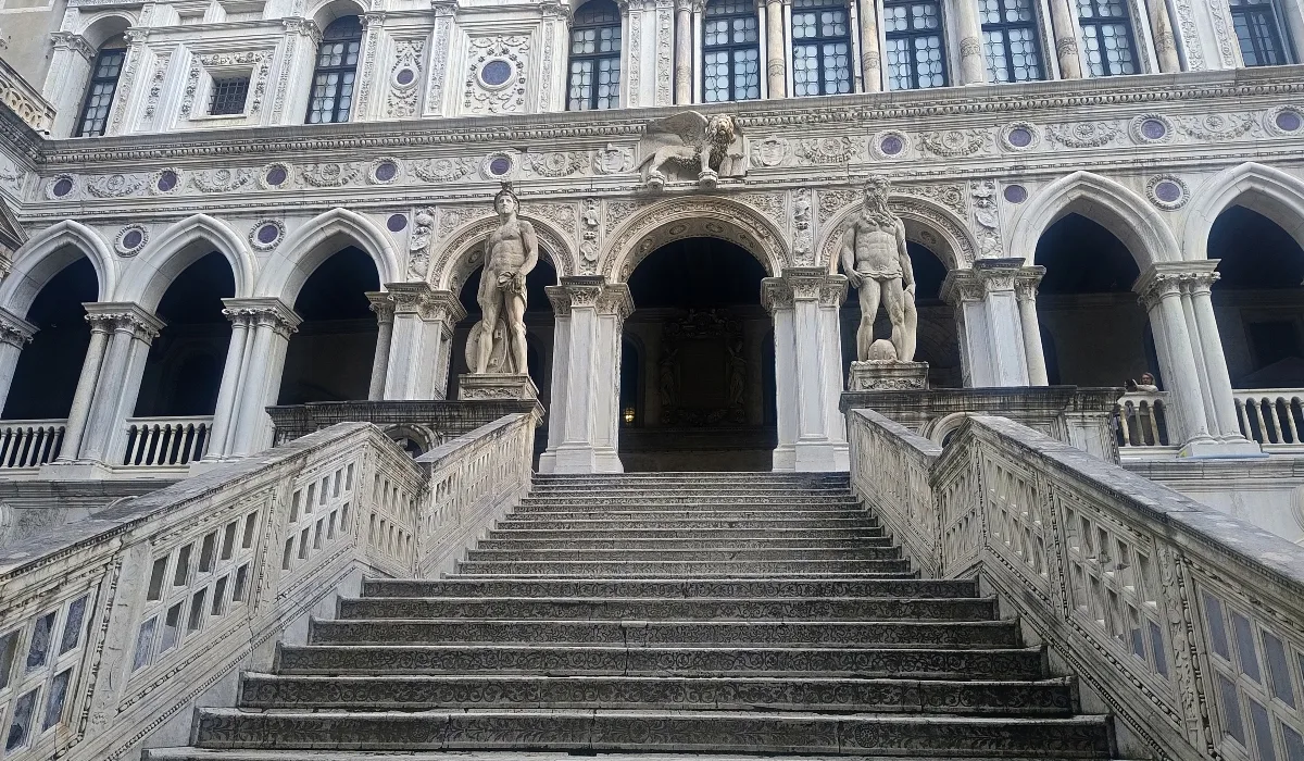 La Escalera de los Gigantes en el Palacio Ducal de Venecia, flanqueada por las esculturas de Marte y Neptuno y coronada por el León de San Marcos.