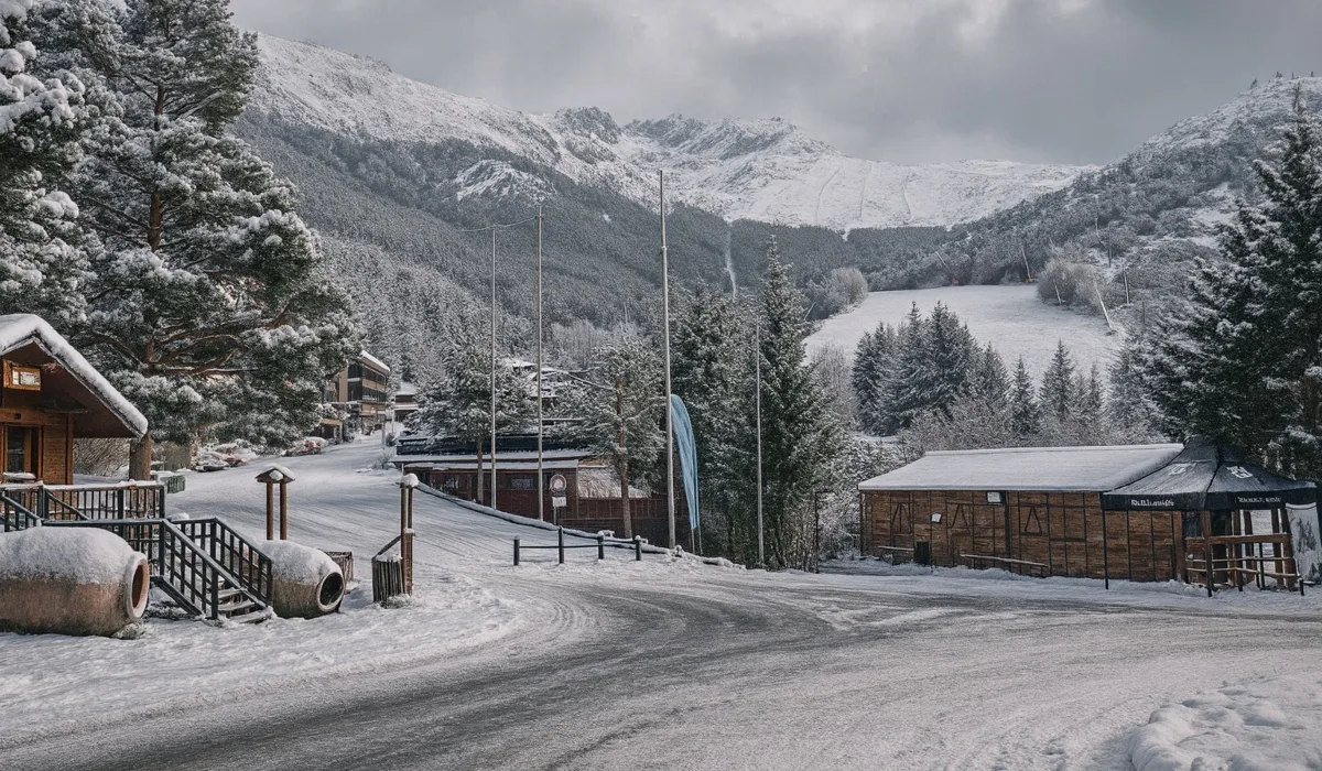 La Pinilla nevada, estación de esquí en Riaza, día nublado de invierno