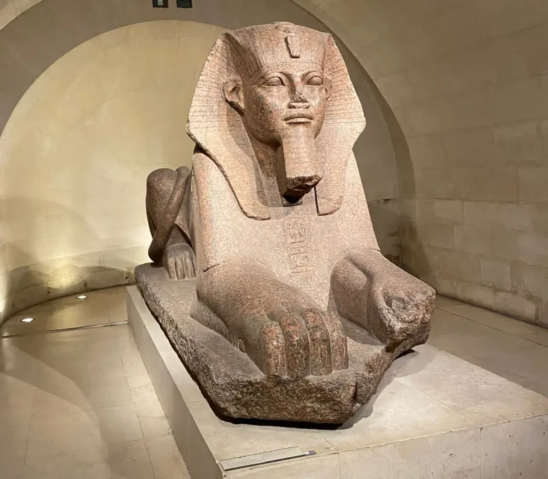 Gran Esfinge de Tanis, escultura monumental del Antiguo Egipto en el Museo del Louvre, París.