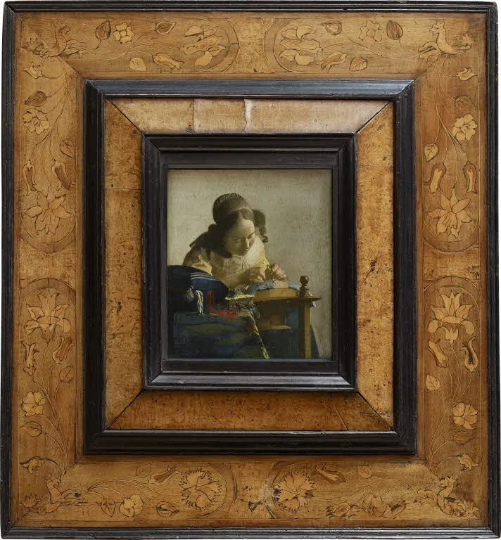 La encajera (Vermeer, sala 837)
Pintada hacia 1670, es una de las obras más célebres de Vermeer. De pequeño formato, sorprende por la delicadeza de los detalles y la luz que envuelve a la joven concentrada en su labor de encaje.