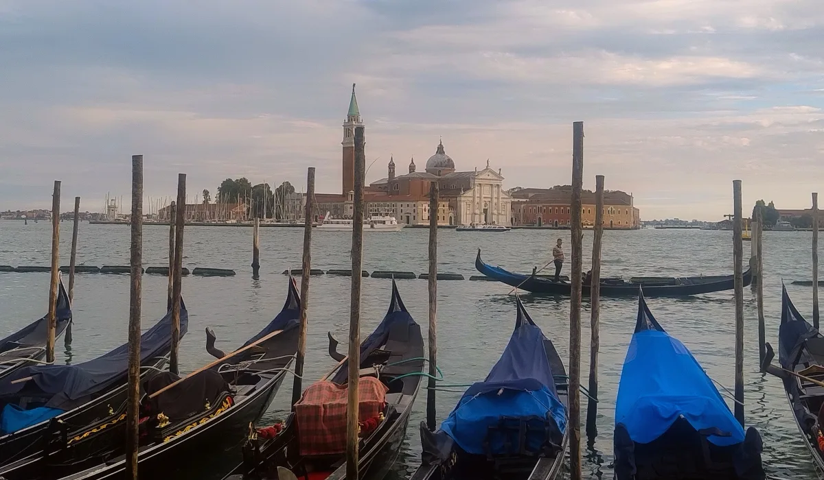 Góndolas en el Gran Canal con vista a la iglesia de San Giorgio Maggiore, una de las postales más icónicas que ver en Venecia, Italia.