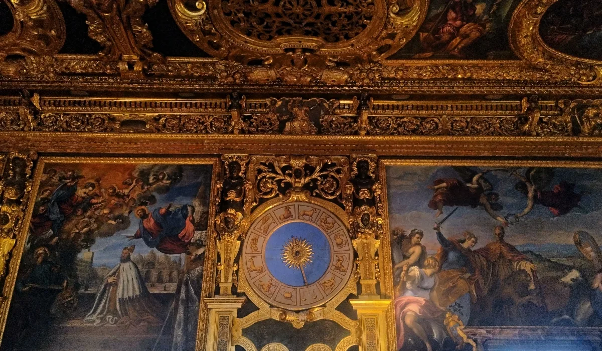 Reloj astronómico de la Sala del Senado del Palacio Ducal de Venecia, símbolo del orden y la disciplina temporal en el ejercicio del poder.