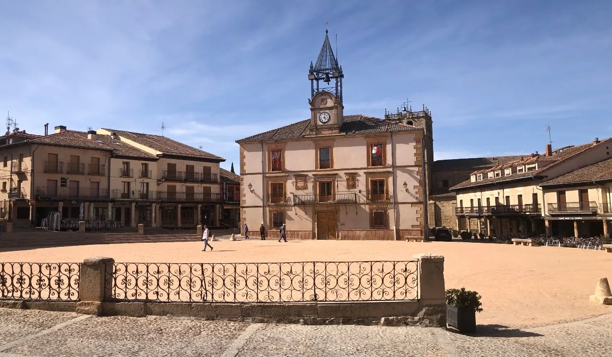 Plaza Mayor de Riaza en Segovia, Castilla y León, con el Ayuntamiento y arquitectura típica castellana bajo un día soleado