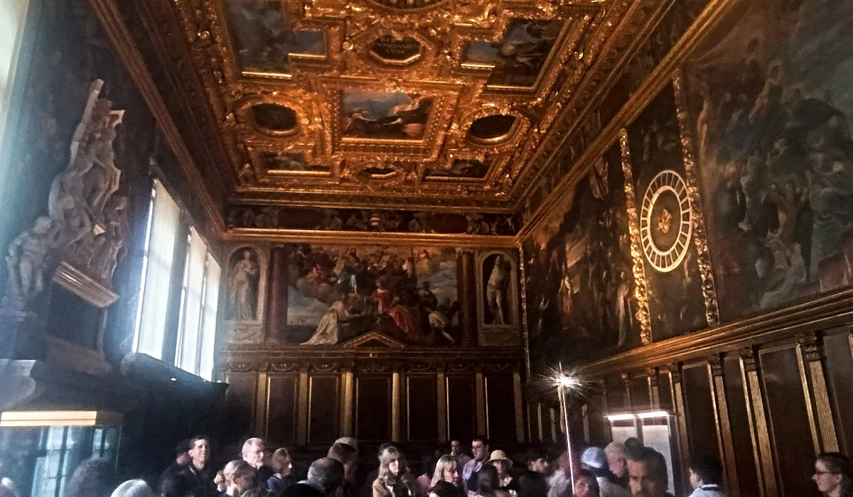 Sala del Colegio del Palacio Ducal de Venecia, con bancos de madera en disposición semicircular y paneles dorados, donde el Dux y su consejo se reunían para tratar los asuntos de Estado y recibir embajadas.