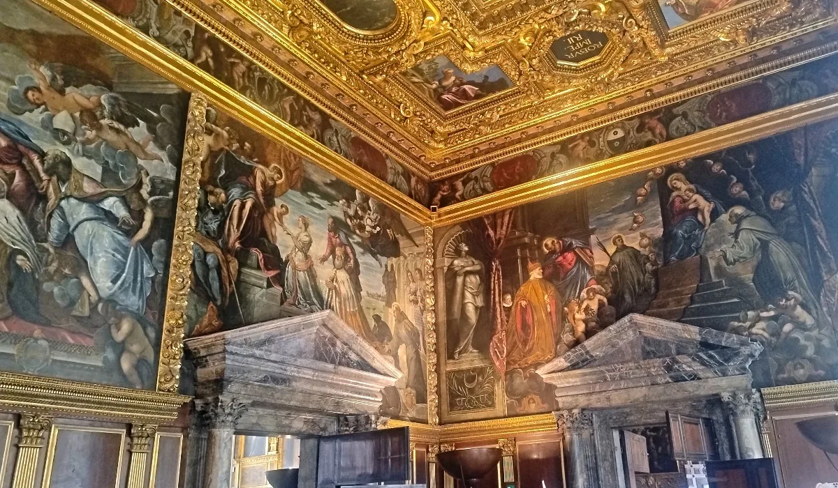 Decoración dorada y pinturas murales de la Sala del Colegio del Palacio Ducal de Venecia, con escenas alegóricas de Tintoretto y Veronese que exaltan la justicia y la sabiduría de la República.