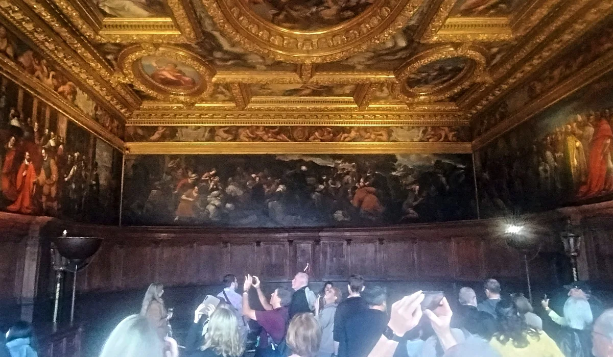 Techo dorado y pinturas alegóricas de la Sala del Consejo de los Diez del Palacio Ducal de Venecia, símbolo del poder judicial y la vigilancia del Estado.