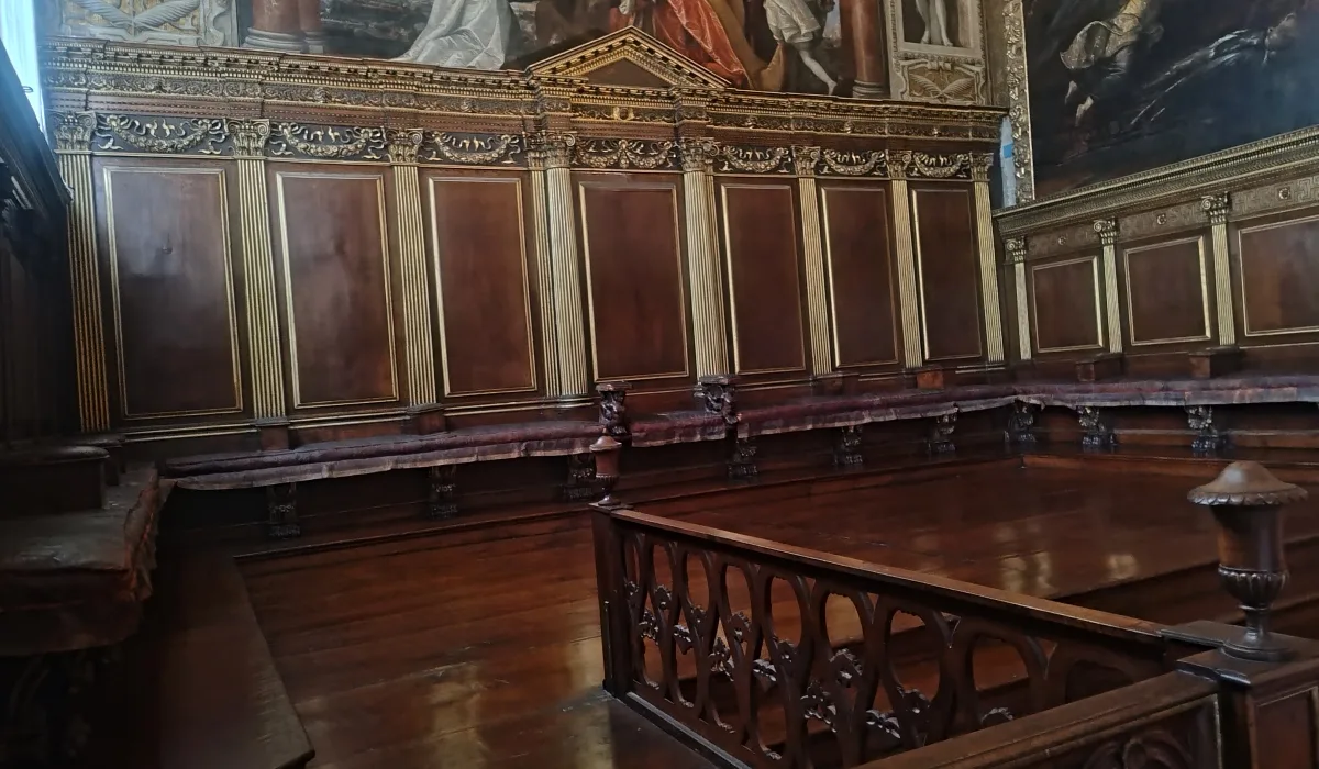 Bancos de madera y paneles dorados en la Sala del Colegio del Palacio Ducal de Venecia, donde el Dux y su consejo deliberaban sobre los asuntos de Estado y recibían embajadas extranjeras.