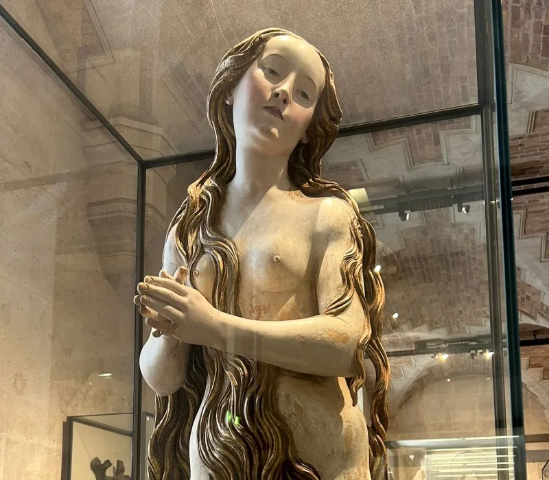 Escultura de Santa María Magdalena penitente, madera policromada del siglo XVI, expuesta en el ala Denon del Museo del Louvre
