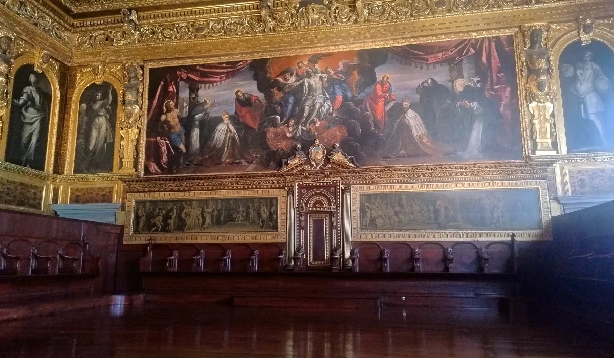 Tribuna principal de la Sala del Senado del Palacio Ducal de Venecia, donde el Dux presidía las reuniones y se representaba la gloria divina sobre el poder civil.