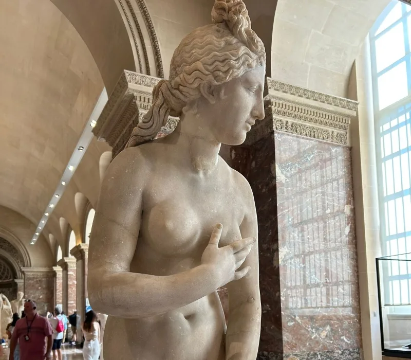 Venus de Arles, escultura romana del siglo I d.C., copia de un original griego, expuesta en el ala Denon del Museo del Louvre