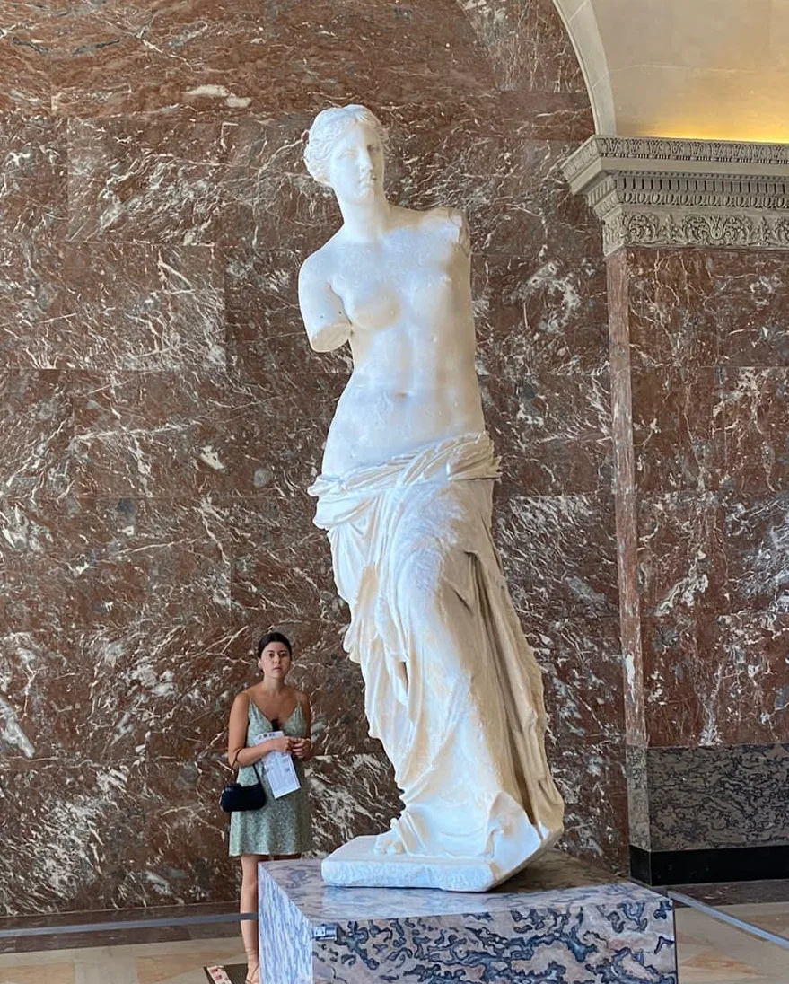 Ataúd de TamutnefretVenus de Milo (sala 345)
Escultura griega del 130-100 a.C. que representa a Afrodita, diosa de la belleza. Su armonía clásica y su monumentalidad la convierten en una de las piezas más famosas del Louvre.