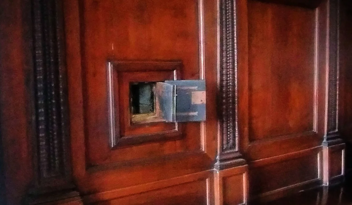 Pequeña abertura secreta en la pared de madera de la Sala del Consejo de los Diez del Palacio Ducal de Venecia, utilizada para recibir denuncias anónimas y comunicaciones secretas.