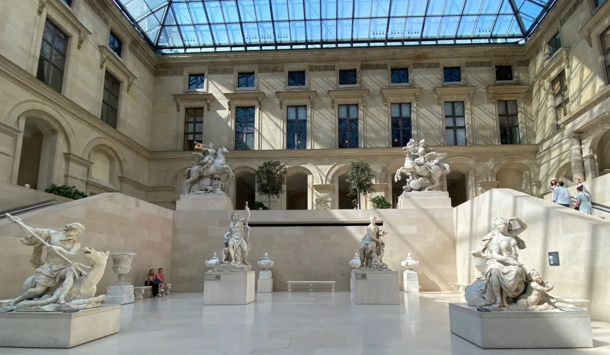 Cour Marly del Museo del Louvre, ala Richelieu, planta -1, con los Caballos de Marly de Guillaume Coustou y esculturas francesas del siglo XVII y XVIII