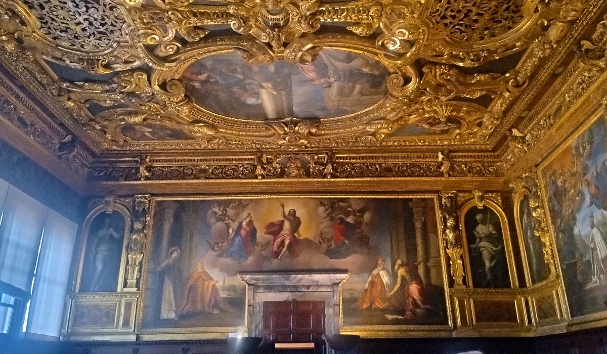 Decoración dorada del techo y pinturas murales de la Sala del Senado del Palacio Ducal de Venecia, donde se exalta la justicia, la sabiduría y la prudencia como virtudes del gobierno.