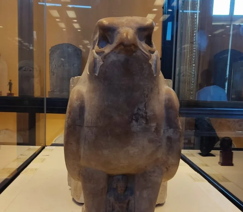 Escultura del dios egipcio Horus con forma de halcón, expuesta en el Museo del Louvre.