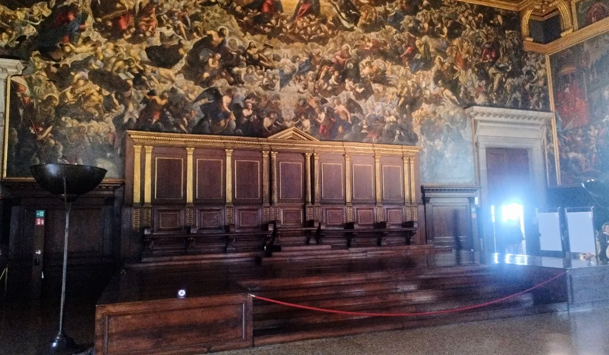 Estrado del Dux en la Sala del Maggior Consiglio, con la pintura de “El Paraíso” de Tintoretto presidiendo el espacio