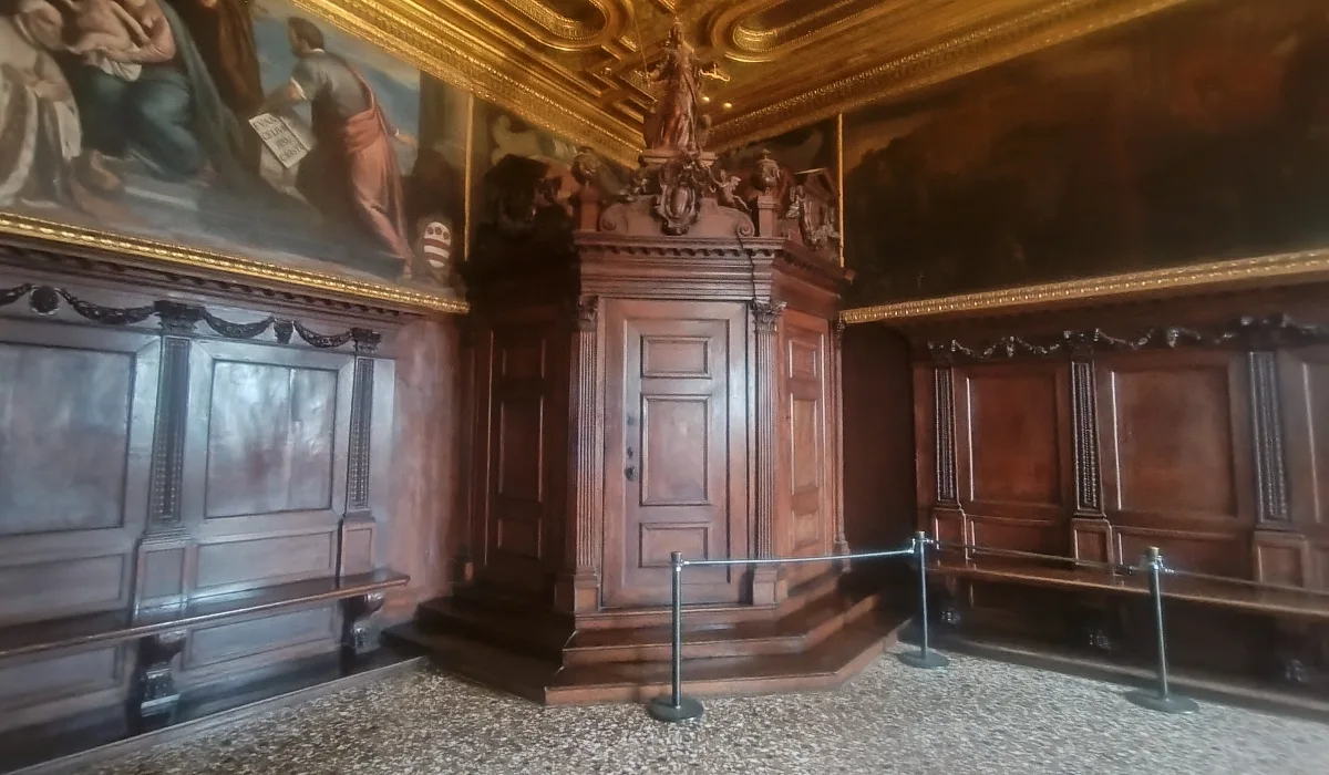 Tribuna del secretario en la Sala del Consejo de los Diez del Palacio Ducal de Venecia, símbolo de la discreción y el control administrativo de las decisiones del consejo.