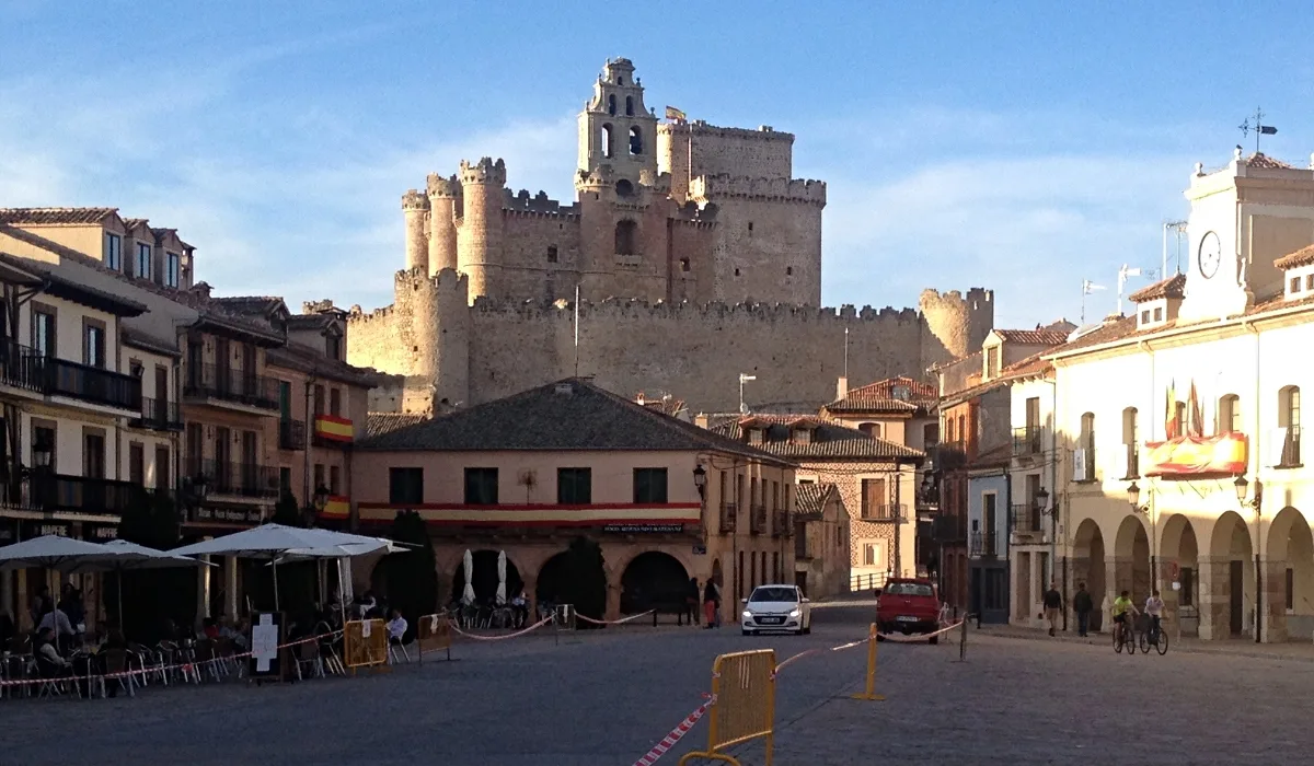 Plaza Mayor de Turégano con vistas al imponente castillo medieval al atardecer, Segovia.