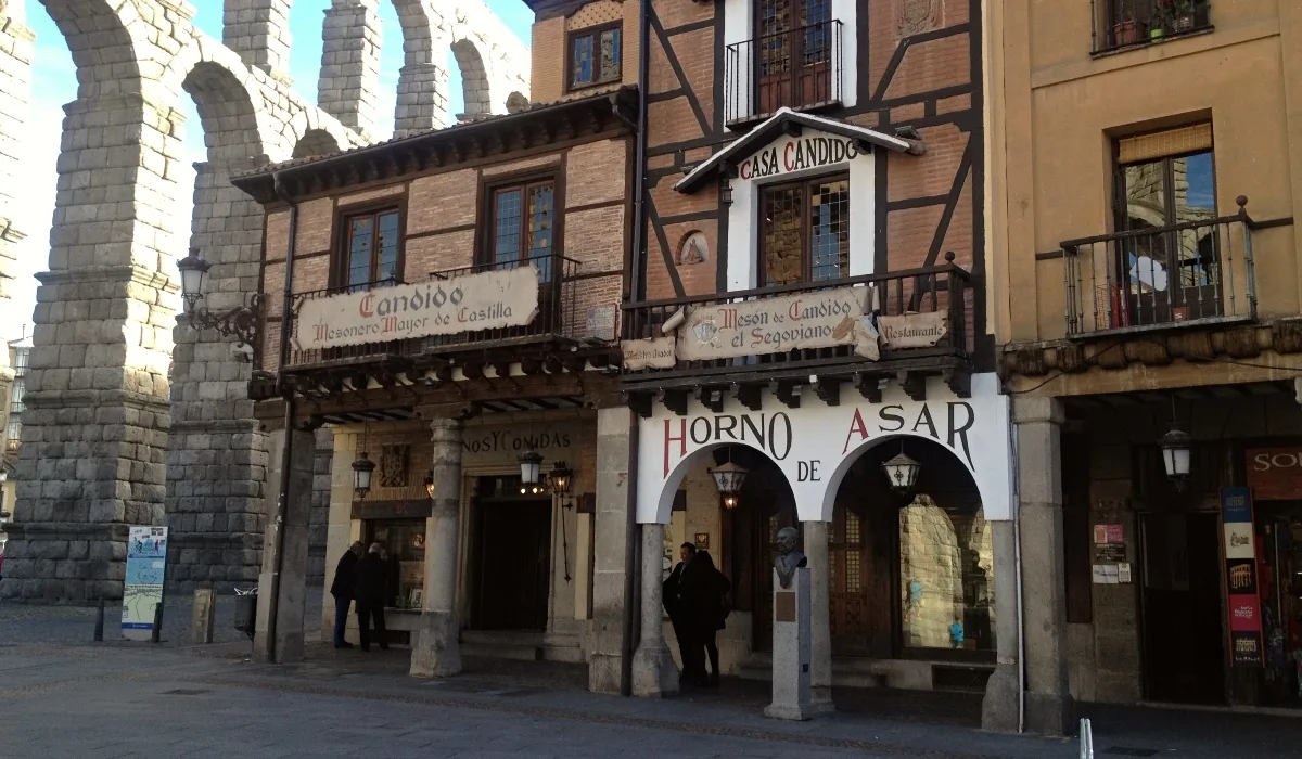 Fachada del Mesón de Cándido junto al Acueducto de Segovia, uno de los restaurantes más emblemáticos de la ciudad