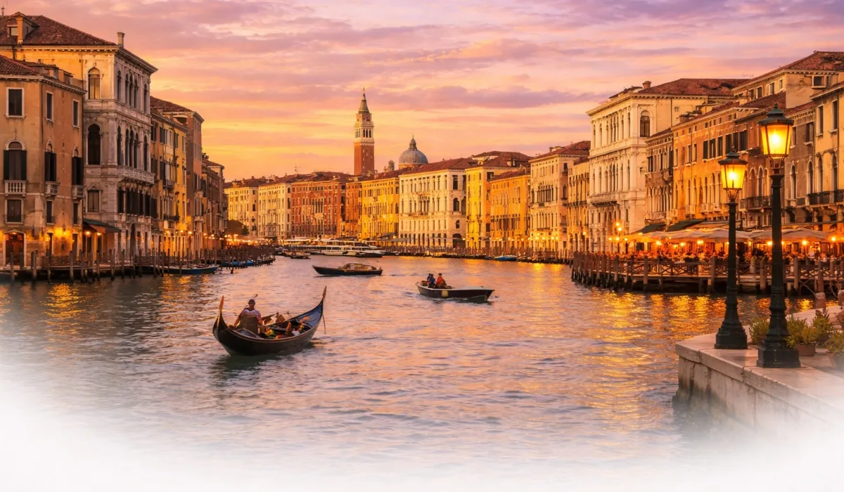 Vista del Gran Canal de Venecia al atardecer, con góndolas y edificios históricos