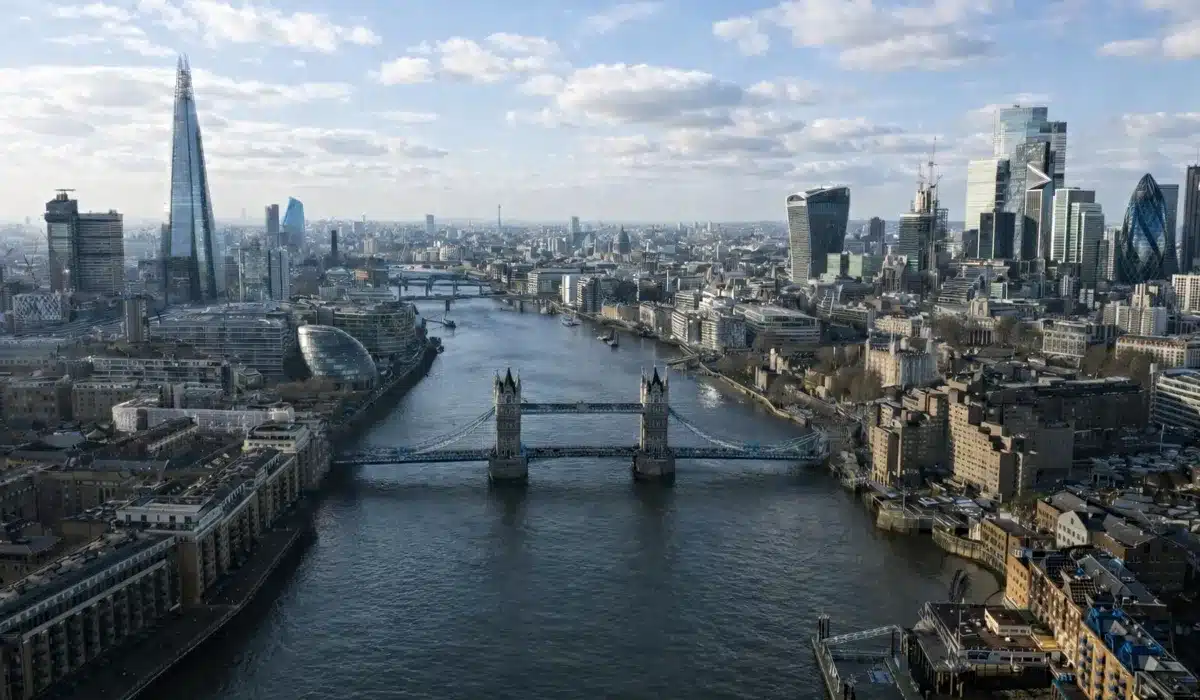 Panorámica de Londres con el Támesis y Tower Bridge en un día claro