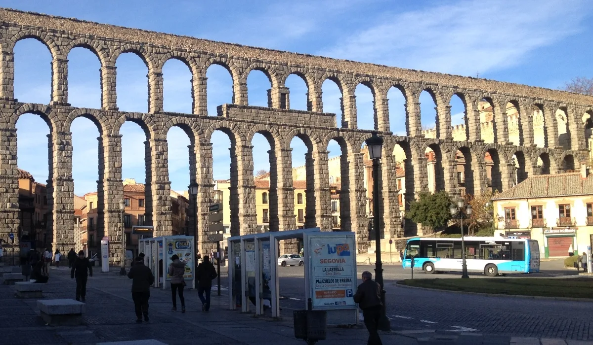 Panorámica del Acueducto de Segovia desde la plaza del Azoguejo, mostrando su longitud y los arcos superiores.