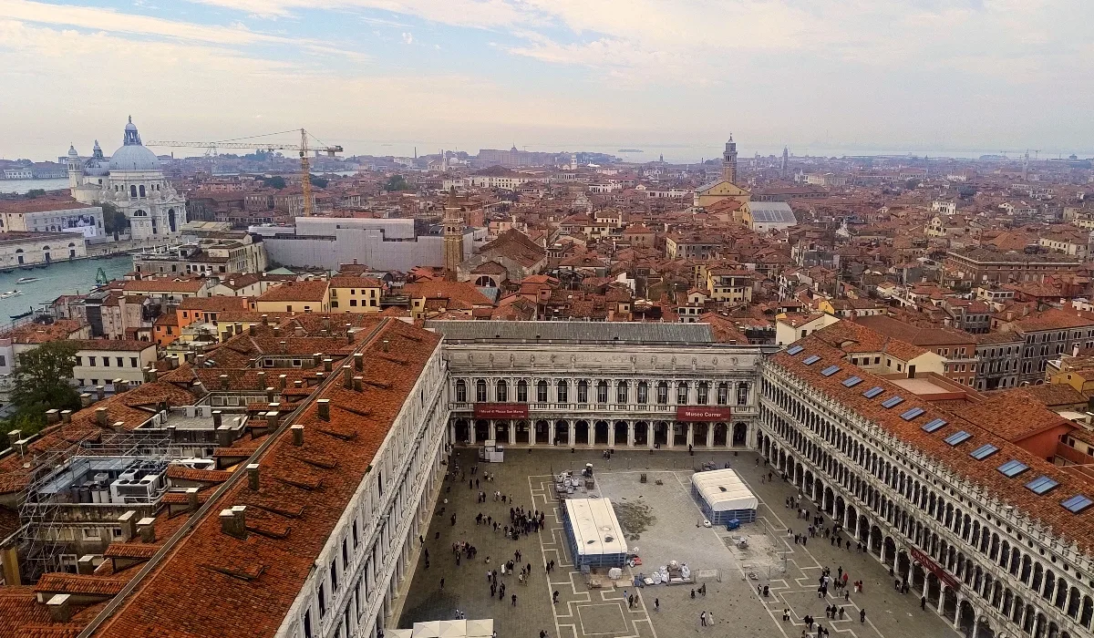 Vista panorámica de Venecia desde lo alto, con la Plaza de San Marcos, los tejados históricos y el Gran Canal al fondo