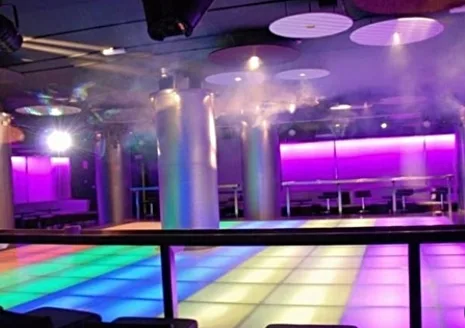 Discoteca Hotel Puente Viesgo: Discoteca con pista iluminada en el Hotel Balneario Puente Viesgo