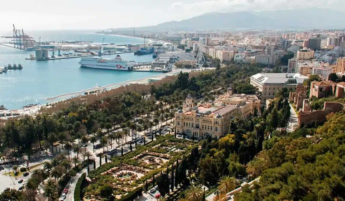 Vista panorámica del puerto de Málaga y el Parque de Málaga desde la Alcazaba, con la ciudad y el Mediterráneo al fondo