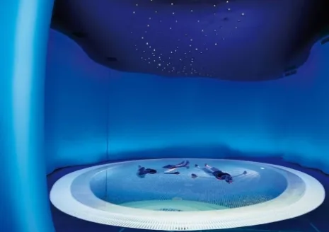 Piscina Hotel Puente Viesgo: Piscina de relajación con luz azul en el balneario del Hotel Puente Viesgo