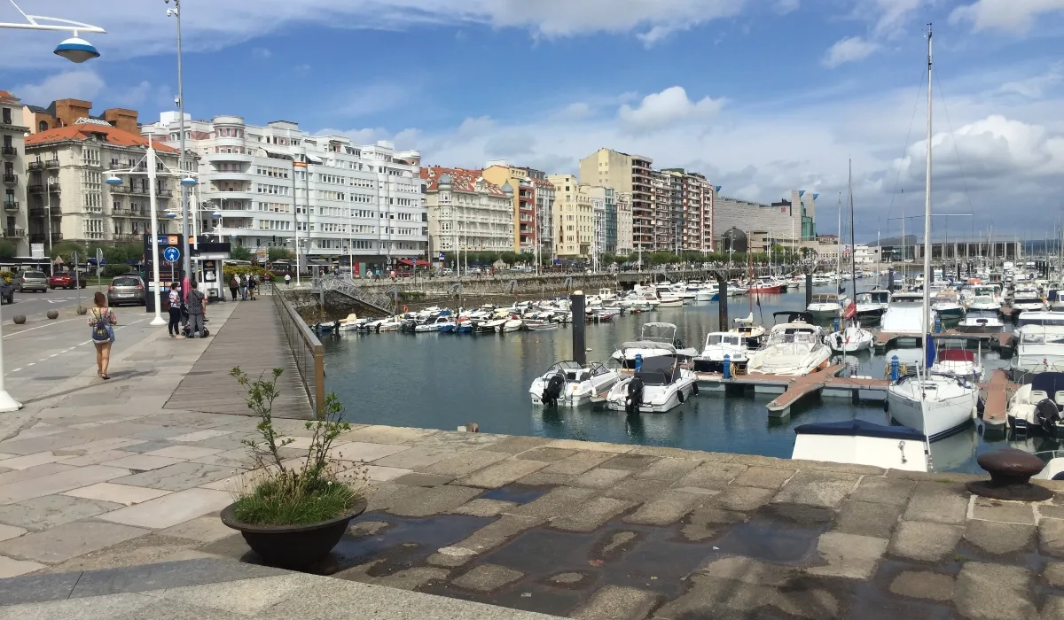 Panorámica de la bahía y el puerto deportivo de Santander, uno de los lugares imprescindibles que ver en Cantabria, con paseo marítimo, barcos amarrados y edificios del frente urbano