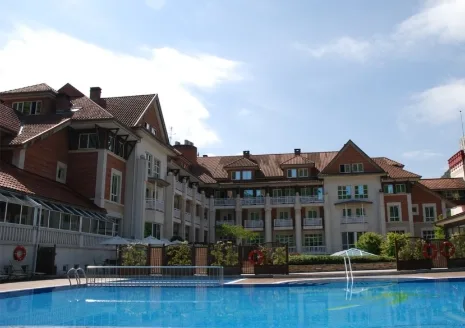 Balneario Puente Viesgo (Cantabria): Exterior del Hotel Balneario Puente Viesgo en Cantabria con piscina al aire libre
