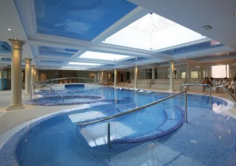 Piscina balneario Puente Viesgo: Piscina interior del Balneario Puente Viesgo con zona de hidroterapia