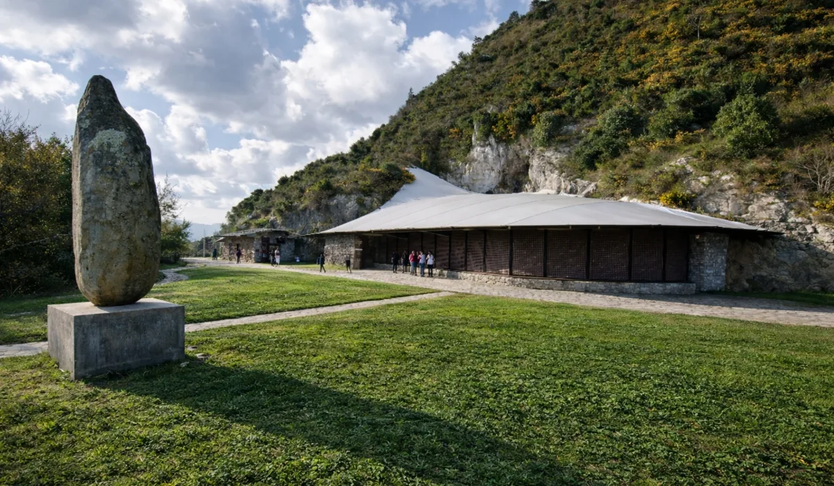 Centro de interpretación de las Cuevas del Monte Castillo en Puente Viesgo con visitantes y entorno natural de Cantabria