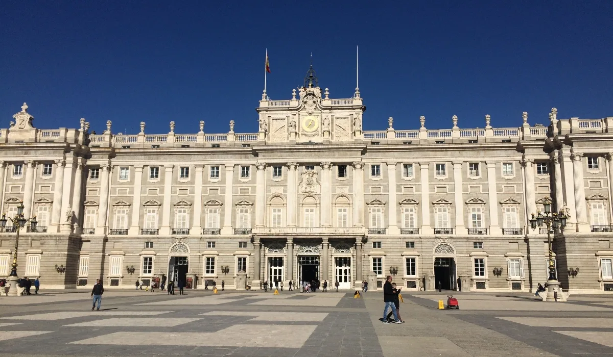 Fachada principal del Palacio Real de Madrid desde la Plaza de la Armería con acceso de visitantes