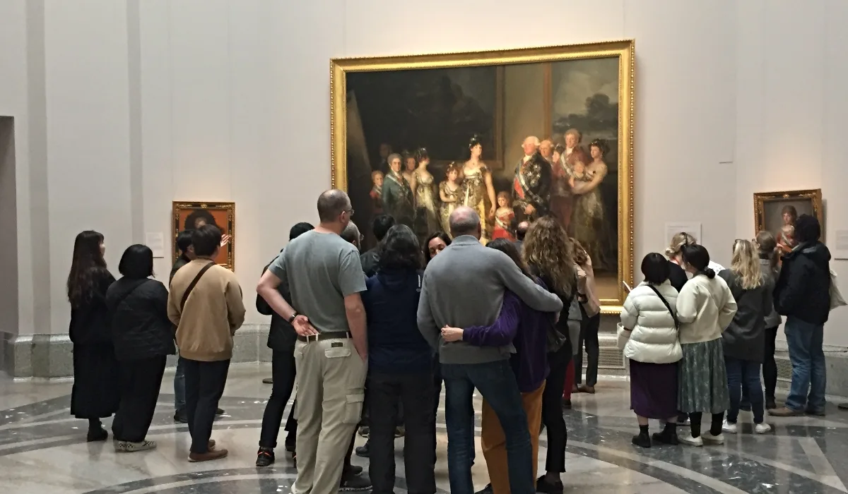 Visitantes observando un cuadro en el Museo del Prado de Madrid