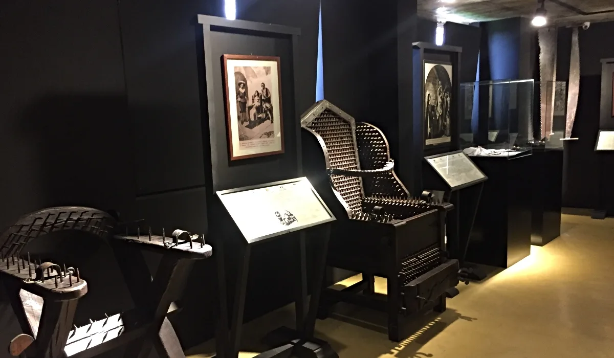 Antiguos dispositivos de tortura expuestos en vitrinas dentro del Museo de la Tortura de Santillana del Mar